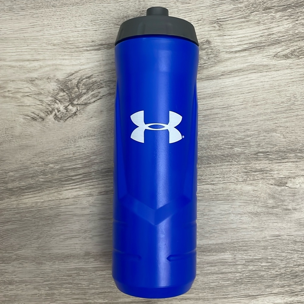 NWT Under Armour Blue White Logo Gray Lid 32 Oz Plastic Squeezable Water Bottle